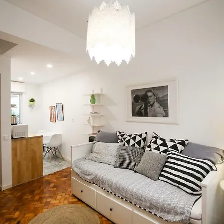 Cool Young In Downtown W Terrace Apartment